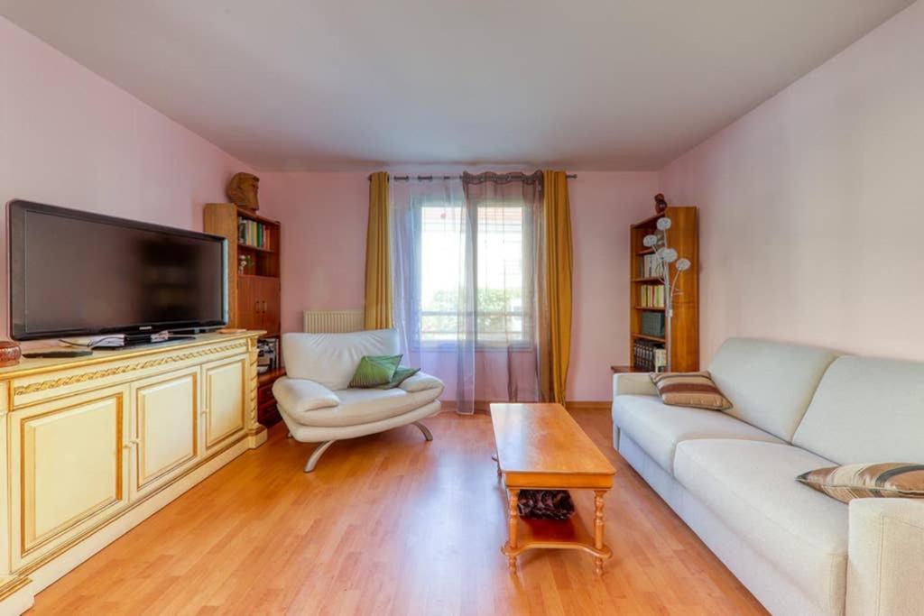 Amilly Park 6 Personnes 2 Chambres Pk Prive En Sous Sol Serris Exterior photo